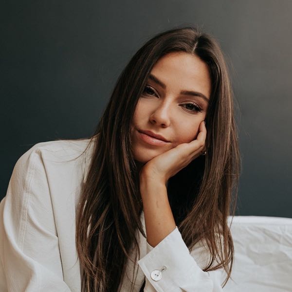 Hannah Eve - TikTok + IG Marketing Expert. Clients: Arrae, Skinny Confidential, CLEARSTEM, SkinnyDipped & more.